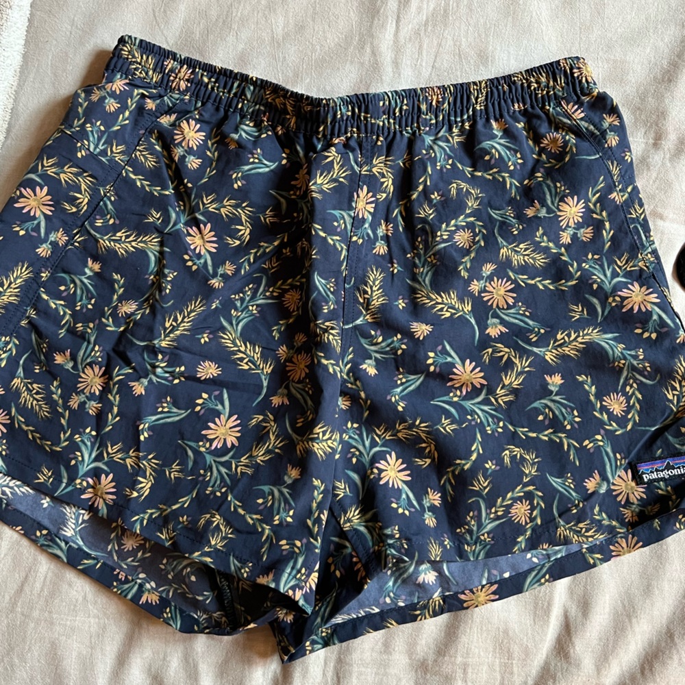 NWT Patagonia Barely Baggy - Sunflower Pattern